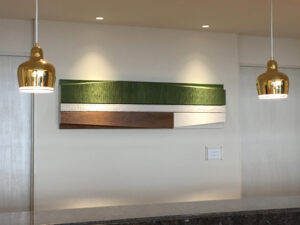 ホテルエントランス周り に飾った坪田昌之の木彫レリーフ