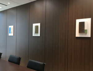 オフィスの応接室に飾るアート 坪田昌之の木彫レリーフ