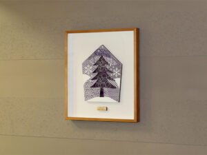 病院のスタッフステーションに飾った白駒一樹の木レリーフ