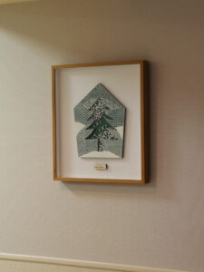 病院のアート 白駒一樹の木レリーフ