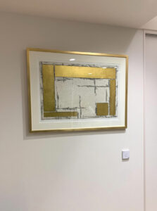 中澤愼一の銅版画をオフィスの会議室に飾る