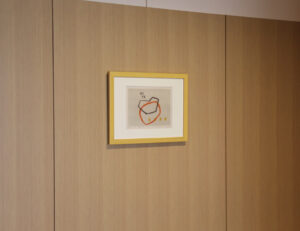 病院の廊下に飾った安芸真奈の木版画_2