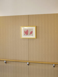 病院の廊下に飾った安芸真奈の木版画_3