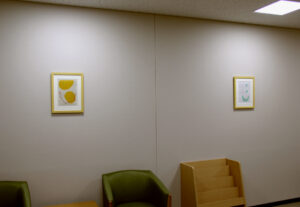 病院の待合室に飾った安芸真奈の木版画