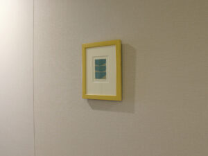 病院の廊下に飾った黒木周のクロスグラフ版画_4