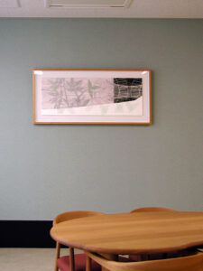 病院のデイサービス・食堂に飾った白駒一樹のモノタイプ版画