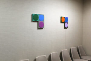 病院（人間ドック）の待合室に飾った寺田眞理子 木レリーフ・顔料