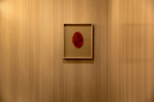 病院（人間ドック）のトイレに飾った辻野剛のガラスレリーフ