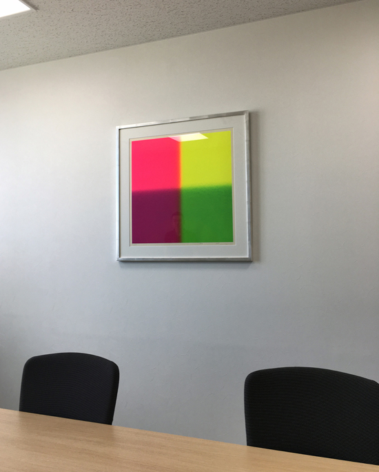 百瀬寿のシルクスクリーン版画をオフィスの会議室に飾る