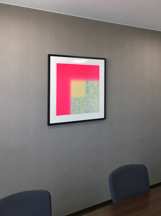 百瀬寿のシルクスクリーン版画をオフィスの会議室に飾る