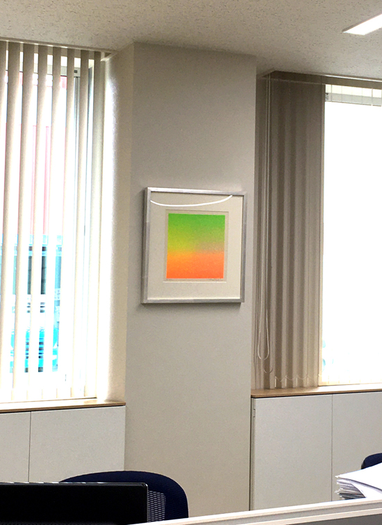 百瀬寿のシルクスクリーン版画をオフィスに飾る