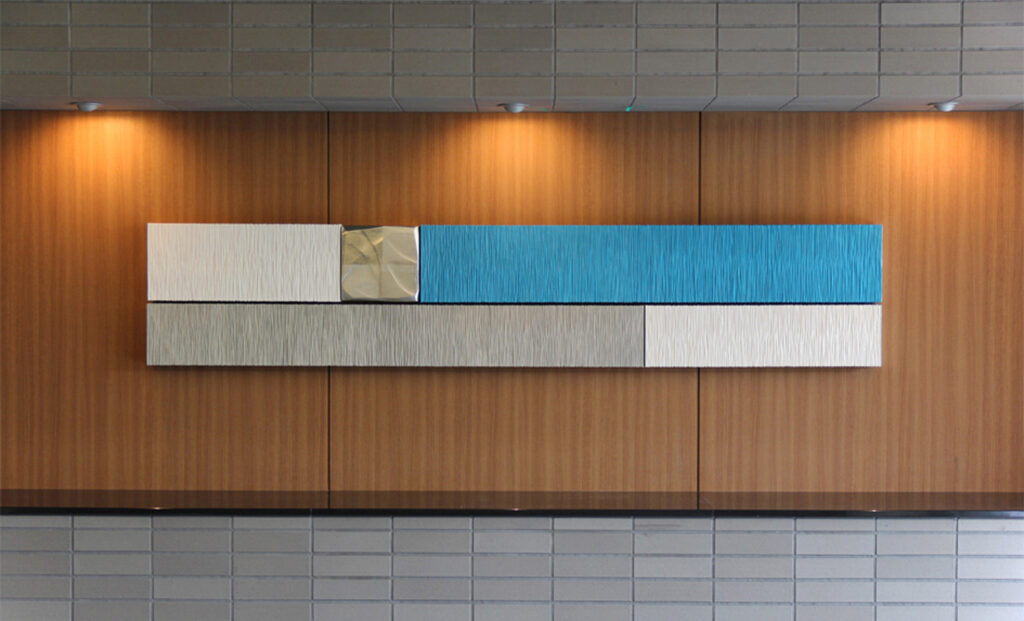 マンションエントランスに設置された坪田昌之の木彫レリーフ作品