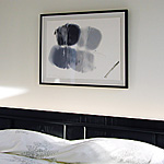 寝室ベッドヘッドに飾った安東菜々の版画