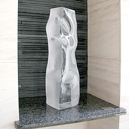 マンションに飾るガラス彫刻
